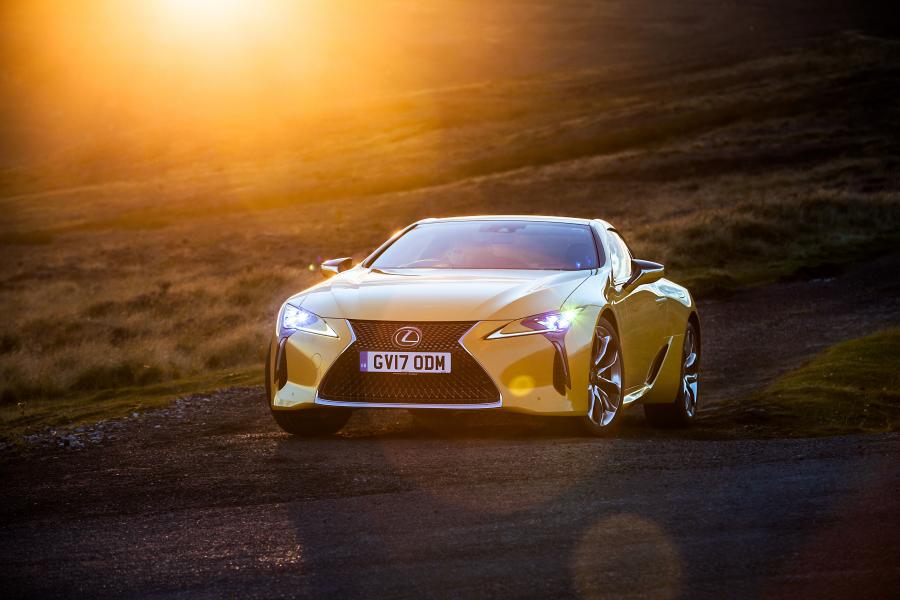  Lexus LC500 2017 года  (UK) (фото 19 из 40)